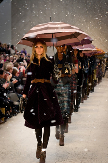 Utilisation de parapluies lors d'un défilé Burberry à Londres 